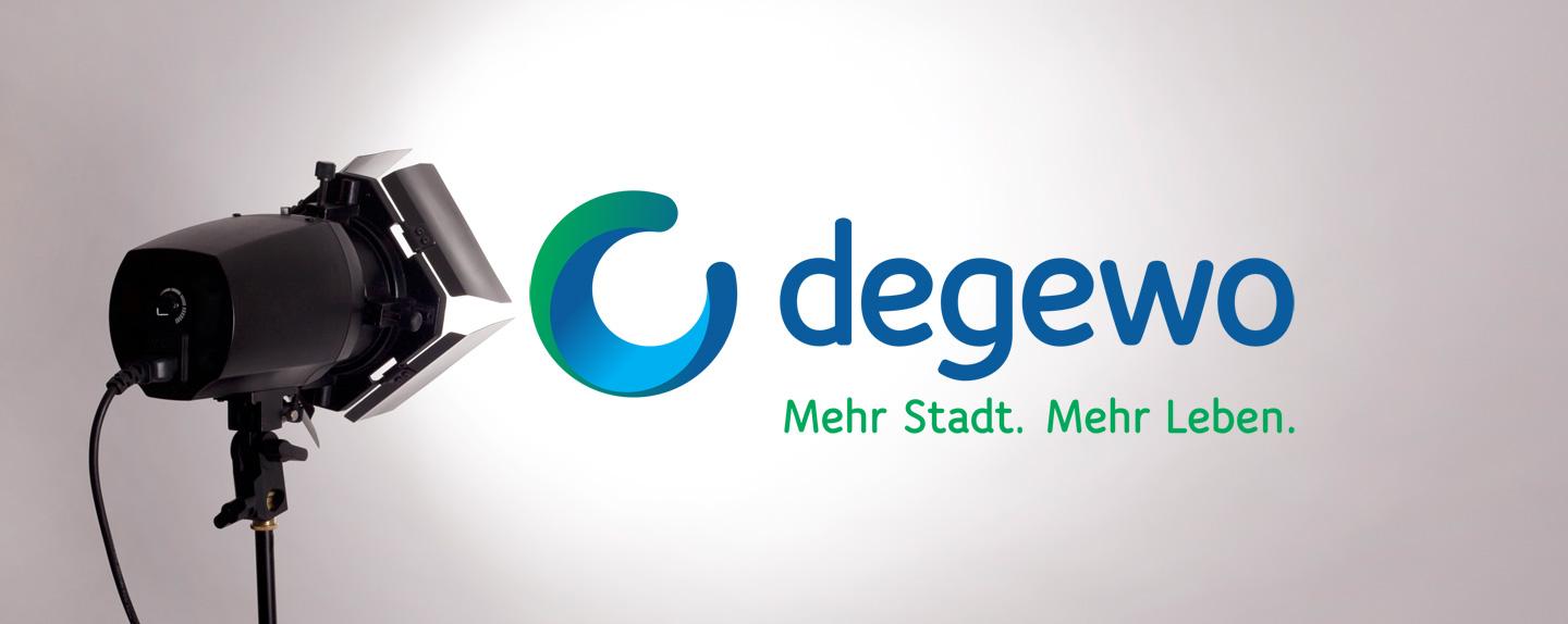 Ein Scheinwerfer und das Logo der degewo AG