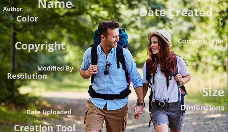 Ein Foto von zwei wandernden Personen, auf dem Stichworte zu Fotometadaten stehen.