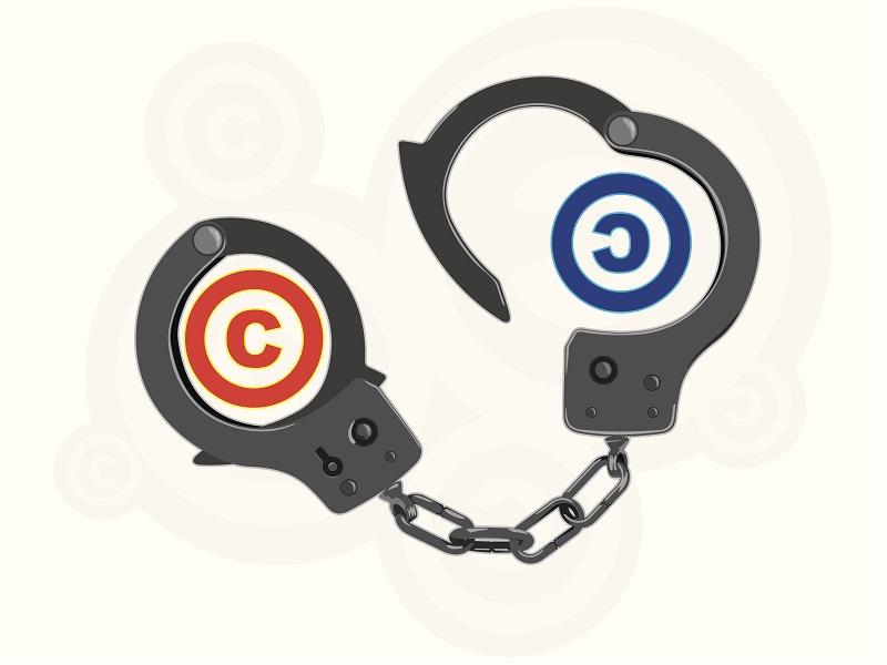 Ein Paar Handschellen, die eine Seite fest um das Copyright-Zeichen geschlossen, die andere ist geöffnet, darin befindet sich das Copyleft-Symbol.