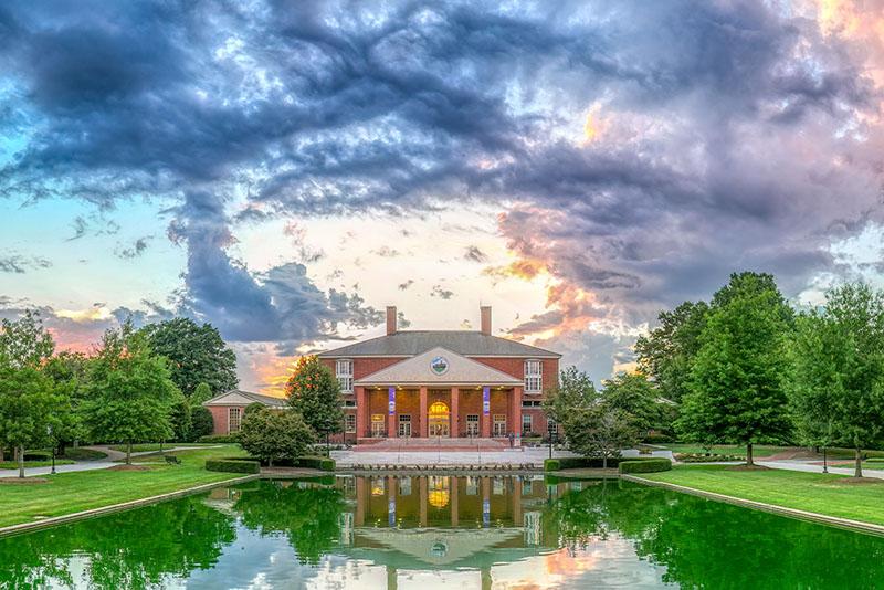 Ein Gebäude auf dem Campus der Furman University.
