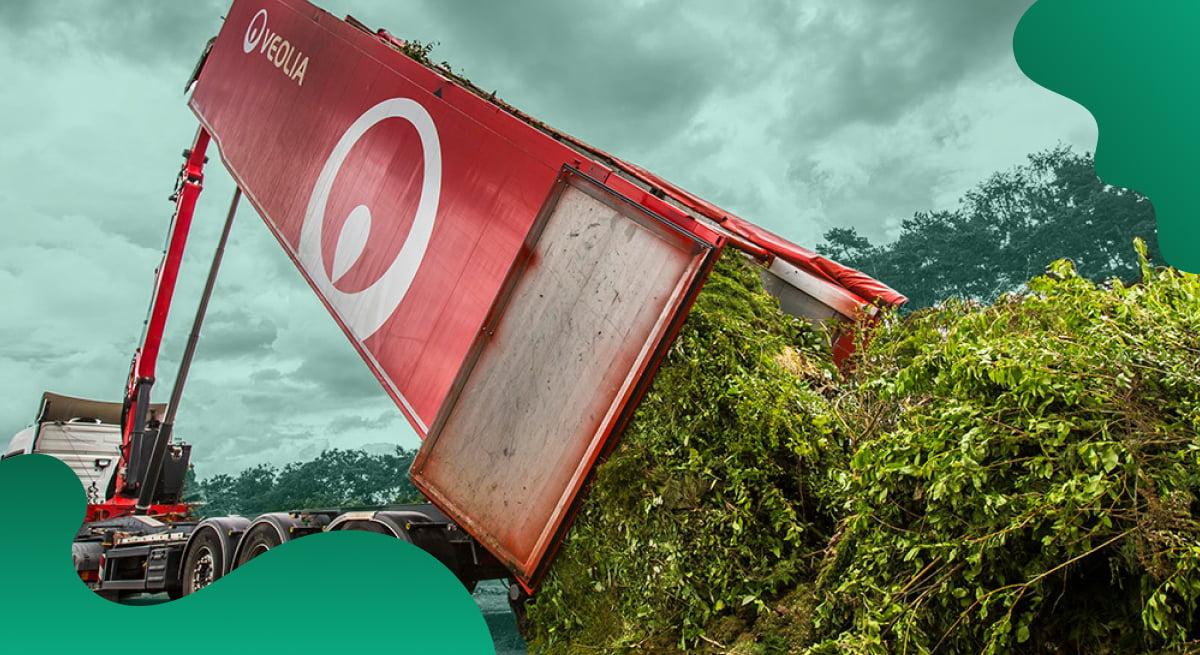 Das Titelbild von Veolia in Grün zeigt einen Sattelschlepper, der Baumschnitt ablädt.