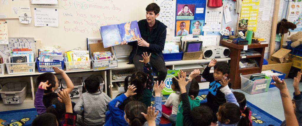 Ein Lernworkshop von Tandem, in dem Kindern Bücher laut vorgelesen werden.