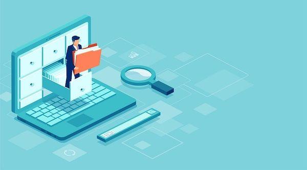 Ein Laptop, neben dem eine Lupe liegt, und aus dessen Bildschirm eine animierte Person symbolisch einen Dateiordner herausreicht.