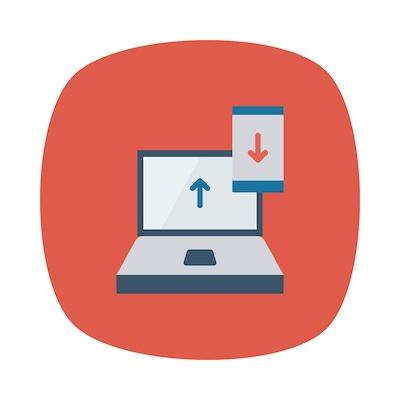Ein Laptop und ein Mobilgerät, auf deren Bildschirmen Symbole für Up- bzw. Download zu sehen sind, um Vernetzung zu symbolisieren