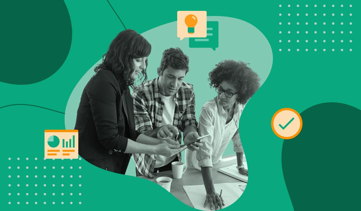 Drei Kollegen stehen mit einem Tablet an einem Schreibtisch, umgeben von Symbolen für Datenanalyse, Ideenfindung und Überprüfung.