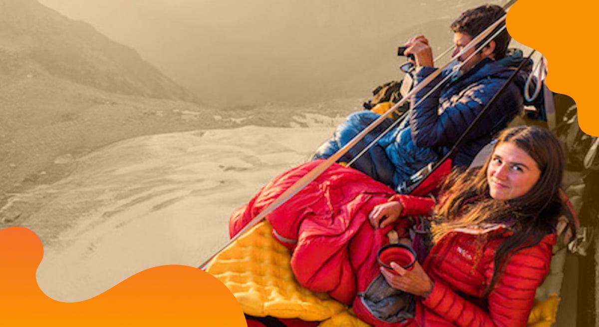 Das Titelbild von Equip Outdoor Technologies in Orange zeigt eine Gruppe von Kletterern bei der Rast.