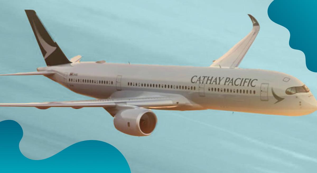 Das Titelbild von Cathay Pacific in Blau zeigt ein Flugzeug von Cathay Pacific.