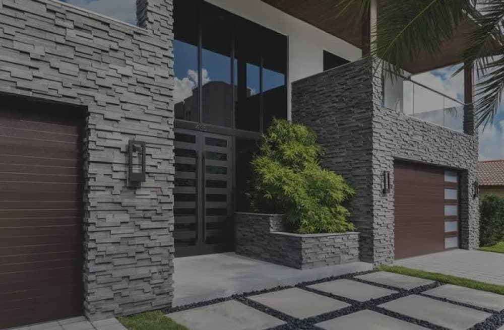 Das Titelbild von Boral North America in Grau zeigt ein Haus mit Natursteinapplikationen an der Fassade.