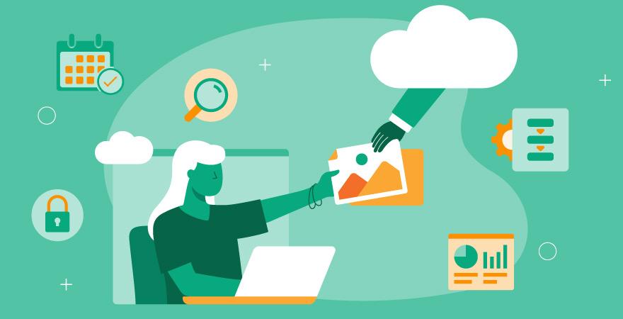 Titelbild des Artikels zeigt eine Frau, die symbolisch ein Computer-Backup in der Cloud macht.