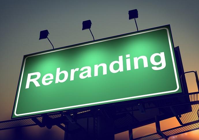 Ein Werbeplakat mit der Aufschrift 'Rebranding'.