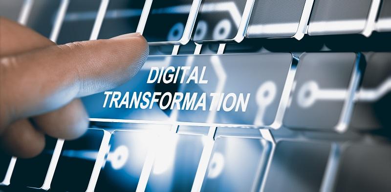 Eine Person ist dabei, eine Taste zu drücken, die mit ‘digitale Transformation’ beschriftet ist.