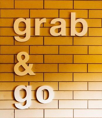 Auf einer Wand steht der Schriftzug 'grab & go'.