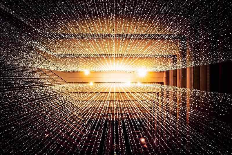 Eine Abbildung digitaler Datenströme, die beispielhaft für Digitalisierungstechnologie stehen.