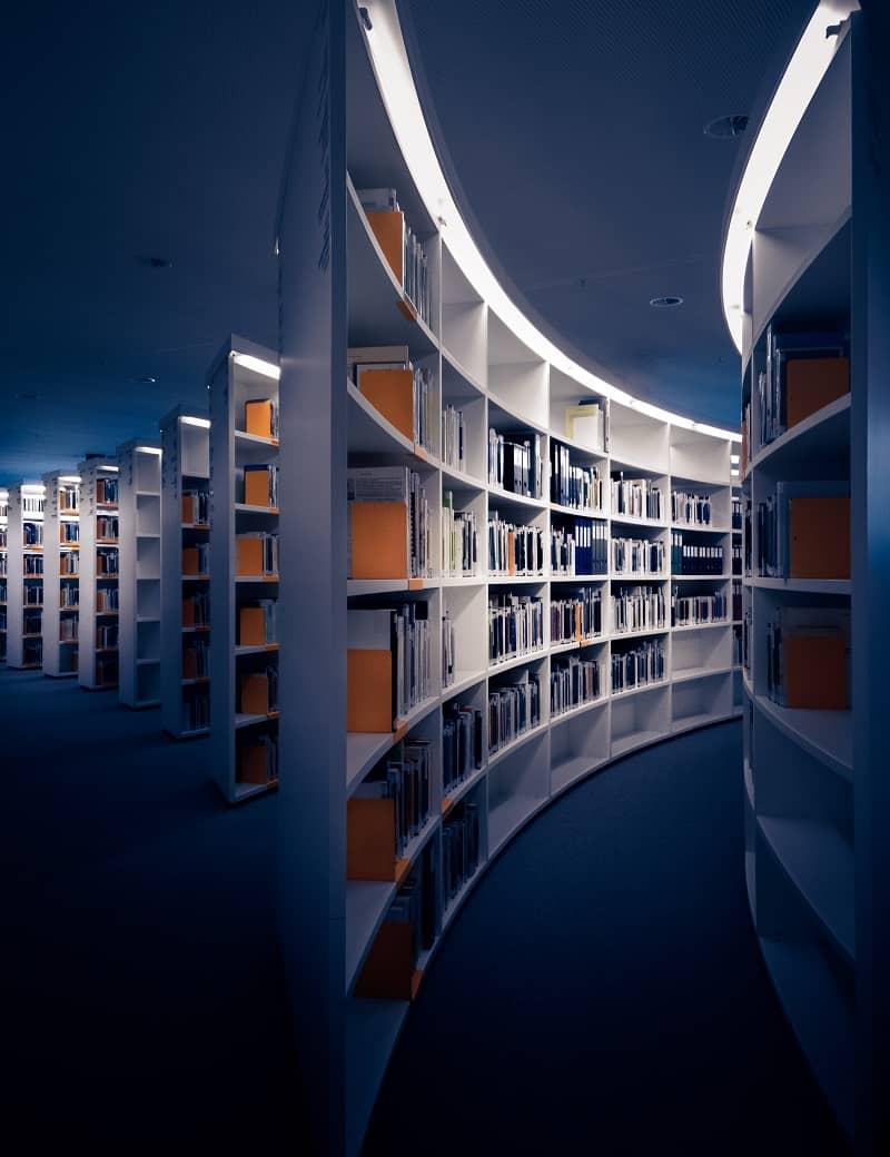 Mehrere Bücherregale in einer modernen Bibliothek.