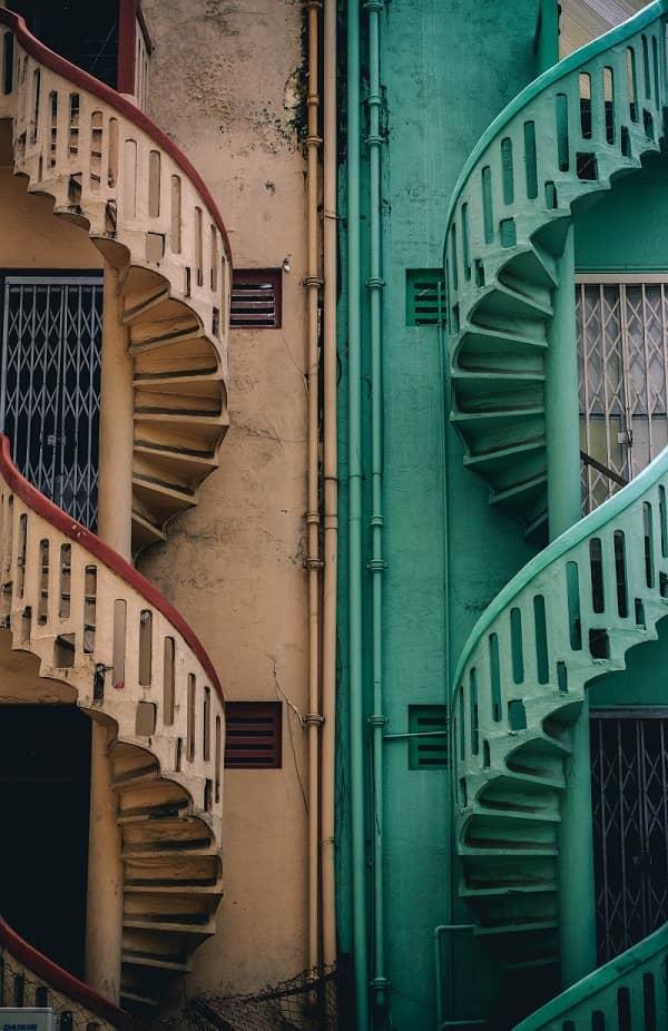 Zwei gegenläufige Wendeltreppen in unterschiedlichen Farben nebeneinander.
