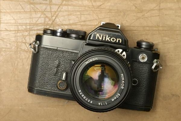 Eine Nikon-Kamera auf einem Schreibtisch.