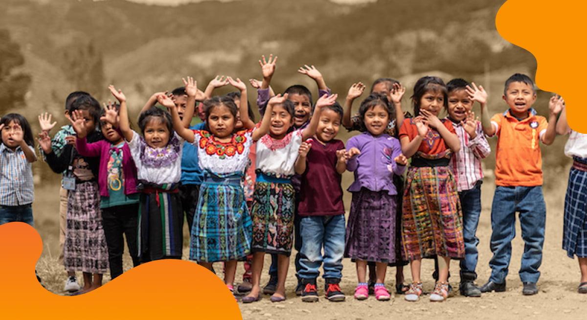 Das Titelbild der Kindernothilfe in Orange zeigt Kinder, die von der gemeinnützigen Organisation unterstützt werden.