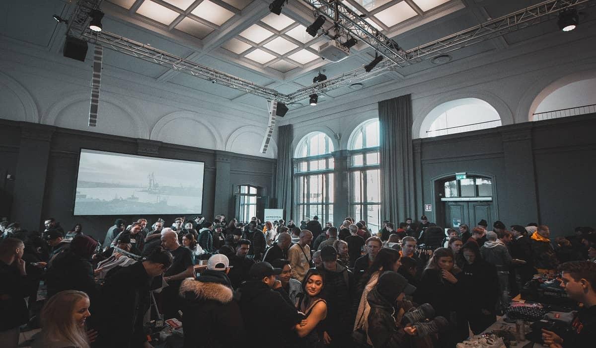 Ein Raum voller Leute auf einer Konferenz.