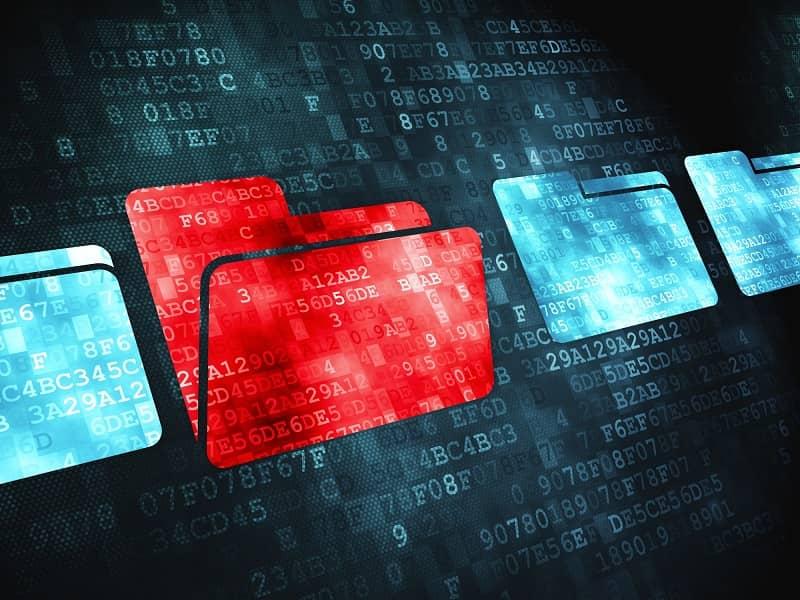 Auf einem Bildschirm sind Ordner vor einem digitalen Hintergrund dargestellt, von denen einer in rot hervorgehoben ist.
