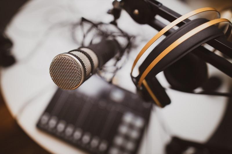 Ein Mikrofon und ein Headset, mit denen Podcasts aufgenommen werden können.