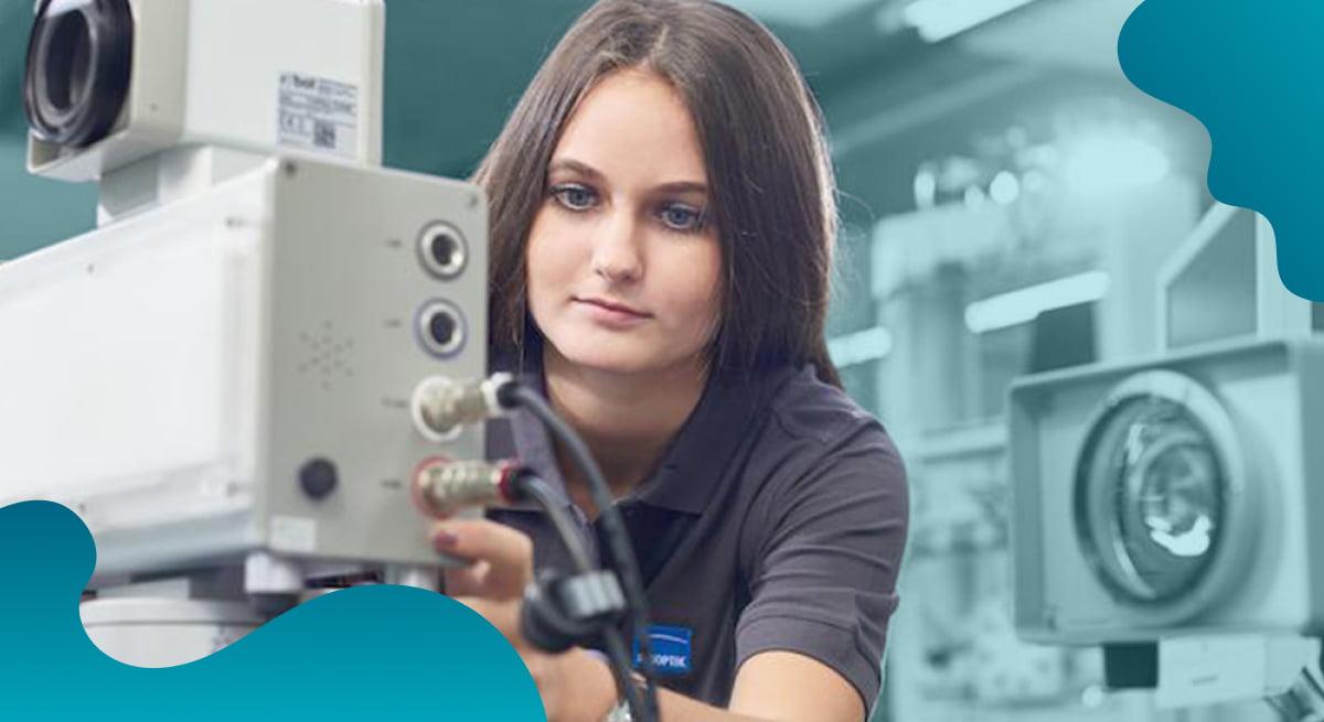 Das Titelbild der Jenoptik AG in Blau zeigt eine Frau, die technische Geräte bedient.
