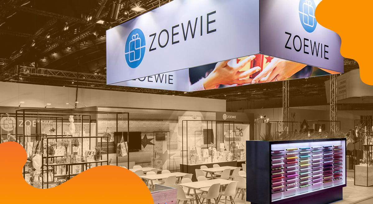 Das Titelbild von Zoewie in Orange zeigt eine Pop-up-Veranstaltung im Einzelhandel.