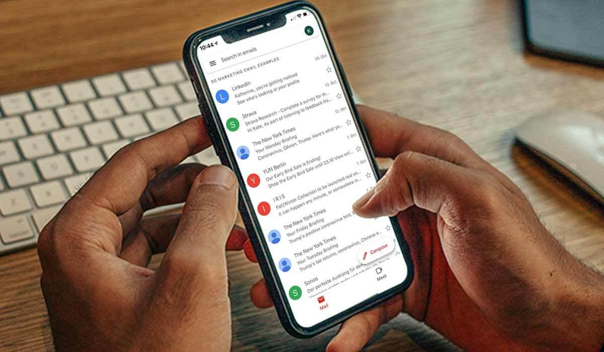 Eine Person betrachtet den Posteingang auf ihrem Smartphone.