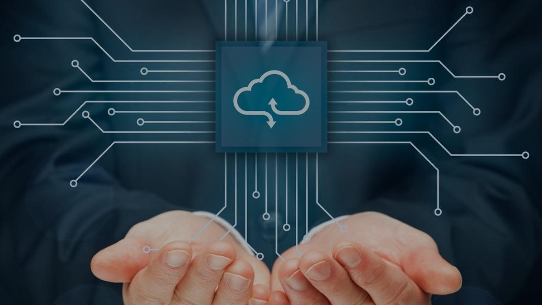 Ein Mensch mit einer schematischen Darstellung eines Prozessors mit Cloud-Symbol.