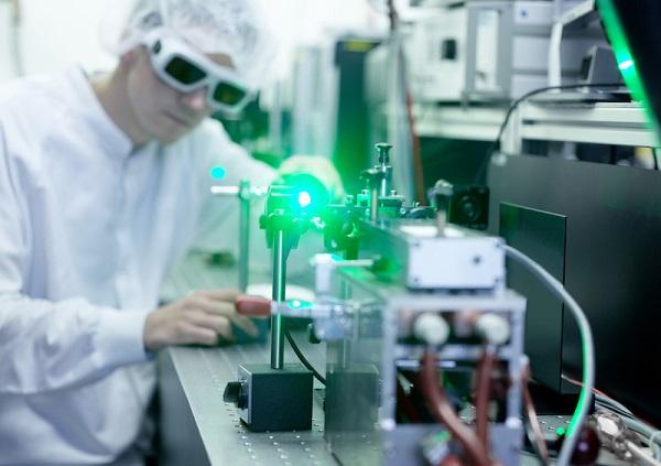 Ein Mitarbeiter bei Jenoptik arbeitet mit einem Laser.