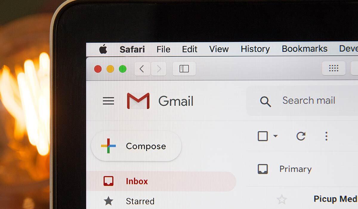Screenshot eines Mobilgeräts, auf dem die Inbox von Gmail angezeigt wird.