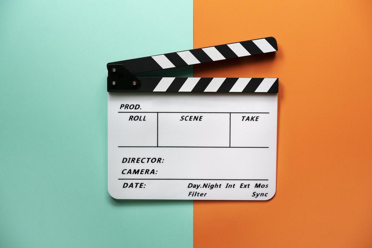 Eine Klappe, wie sie in einer Film– oder Videoproduktion verwendet wird.