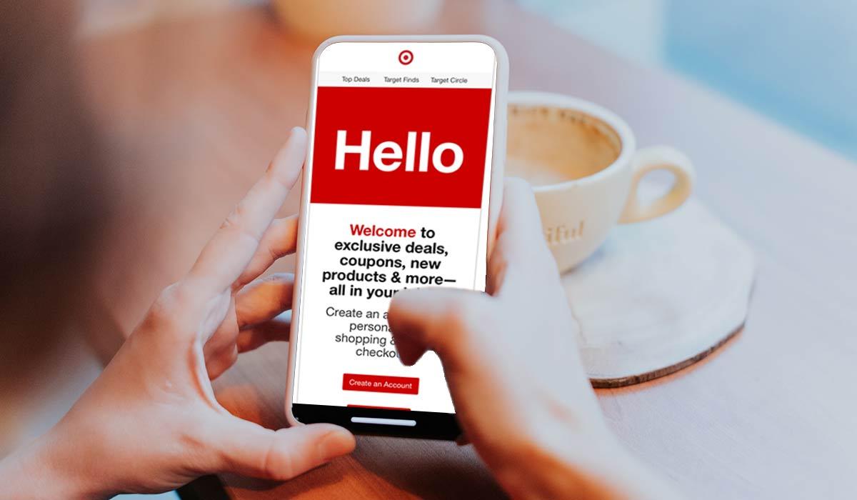 Eine Person liest eine Willkommens-E-Mail auf ihrem Mobiltelefon.