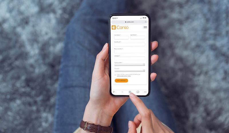 Eine Frau füllt ein Formular zum E-Mail-Capturing auf dem Smartphone aus.