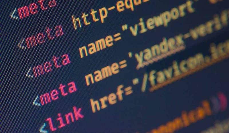 Auf einem Bildschirm wird Computercode angezeigt, der auch zu Datei-Metadaten zählen kann.