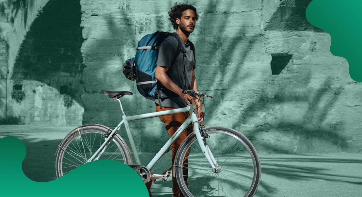Das Titelbild von Schwalbe in Grün zeigt einen Radfahrer, der sein Fahrrad schiebt.