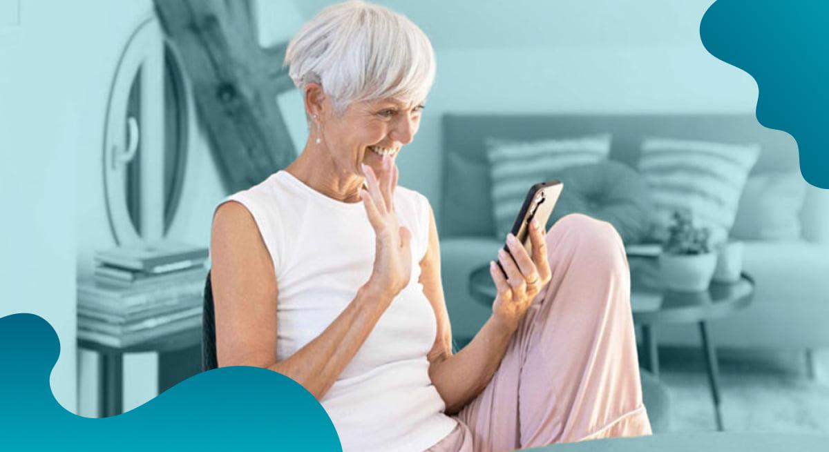 Das Titelbild von MED-EL in Blau zeigt eine Patientin, die einen virtuellen Termin wahrnimmt.