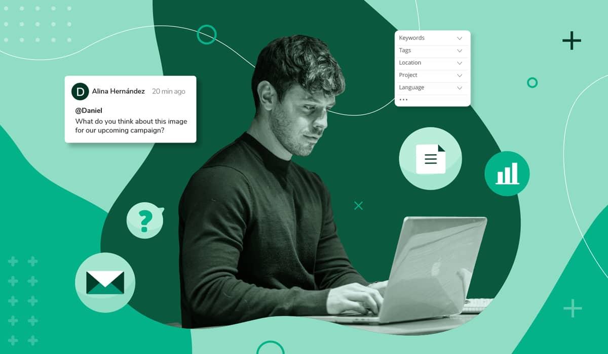 Ein Kreativschaffender arbeitet an einem Laptop und überlegt sich eine Antwort auf eine Frage, die als Kommentar zu einem digitalen Asset eingestellt wurde.