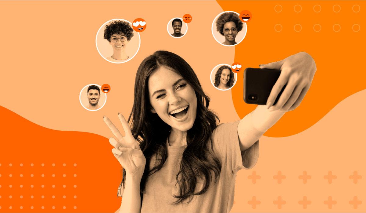 Eine Influencerin wirbt bei ihren Anhängern. Sie macht ein Peace Zeichen und zwinkert, während aus einem Telefon in ihrer Hand, mit dem sie ein Video von sich aufnimmt, Blasen aufsteigen, die verschiedene Follower zeigen. Aus den Blasen kommen Herzen und Emojis. Das Ganze geschieht vor einem leuchtend orangefarbenen Hintergrund.