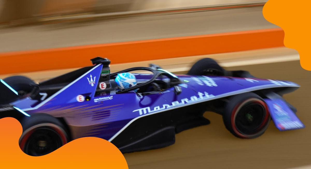 Das Titelbild von Maserati in Orange zeigt ein fahrendes Rennfahrzeug auf einer Rennstrecke.