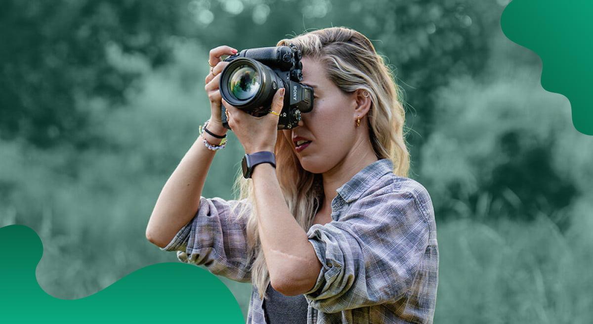 Das Titelbild von Sony in Grün zeigt eine Frau, die eine Sony-Digitalkamera benutzt.
