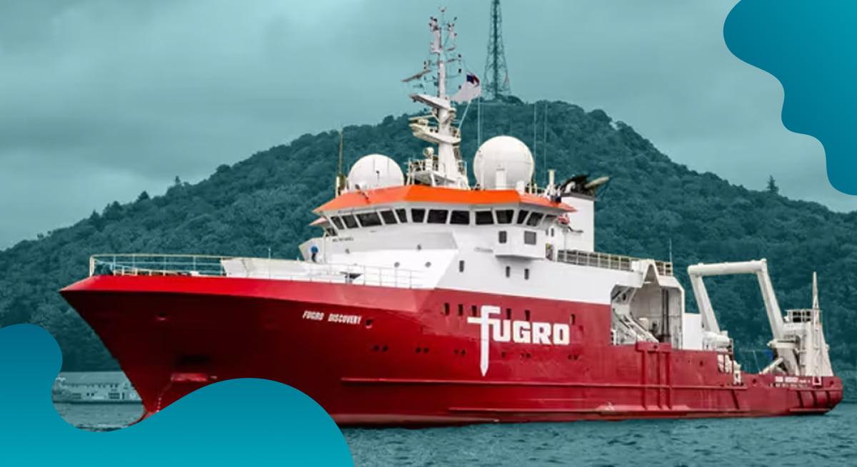 Das Titelbild von Fugro in Blau zeigt ein Schiff, das in einer Bucht vor Anker liegt.