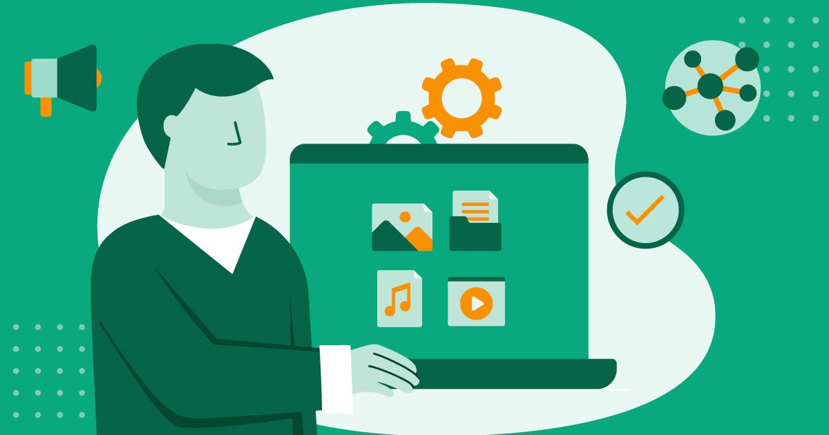 Eine illustrierte Figur zeigt verschiedene Icons auf einem Laptop, umgeben von Lautsprecher, Zahnrädern, Netzwerksymbol und Häkchen, was Marketing Asset Management symbolisiert.