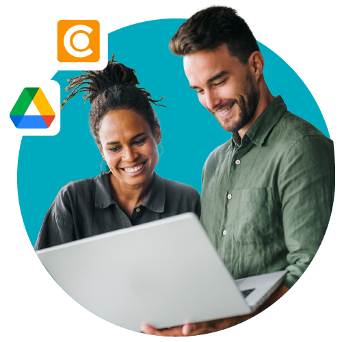 Zwei Personen vor blauem Hintergrund betrachten einen Laptop und vergleichen Google Drive und DAM.