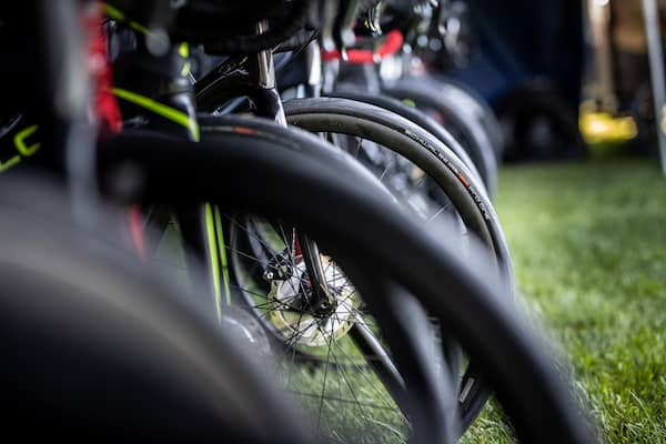 Rennräder mit Reifen der Marke Schwalbe.
