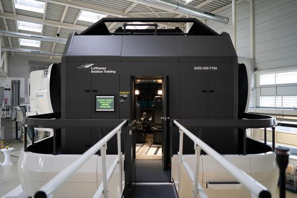 Zugang zur Kabine des Flugsimulators bei Lufthansa Aviation Training.