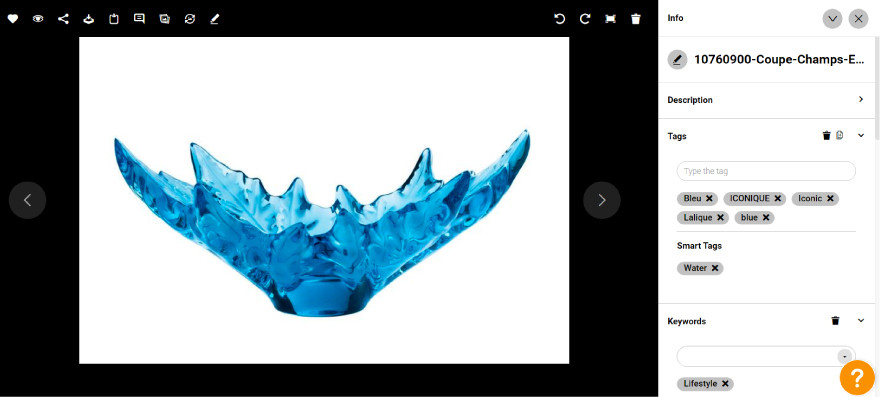 Screenshot eines Assets von Lalique in Canto, das eine blaue Glasvase zeigt.